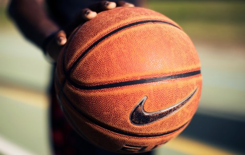 爱游戏体育-世界杯最新形势：俄克拉荷马城雷霆高居榜首，山东泰山强势追赶，冠军归属成迷